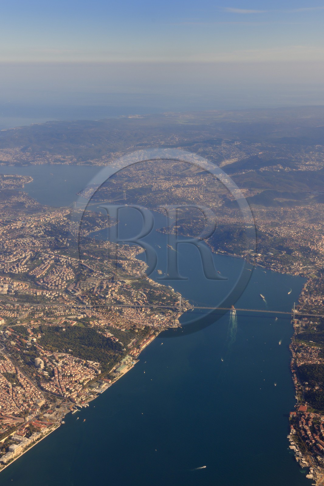 Turquie, Istanbul, la rive européenne et la rive asiatique séparées par le Bosphore, le pont du Bosphore en premier plan (vue aérienne)