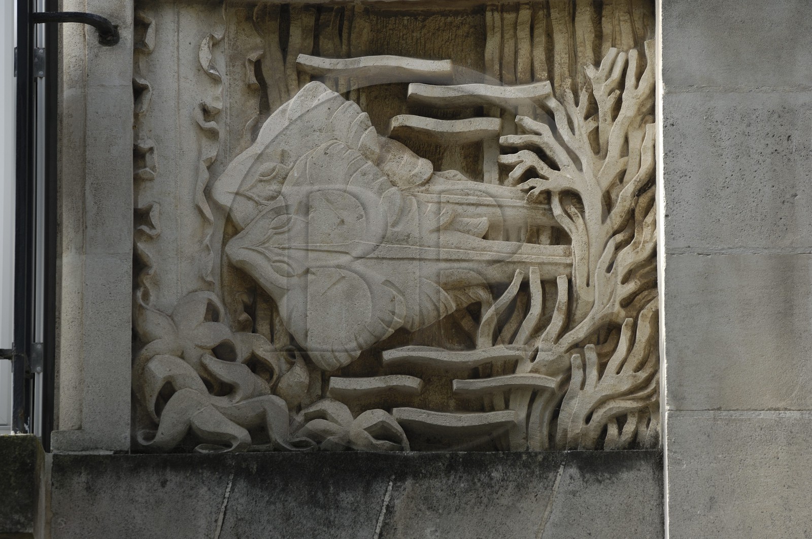France, Charente-Maritime (17), Royan, une des frises à décor aquatique que l'on trouve sur les porches de l'avenue Aristide Briand