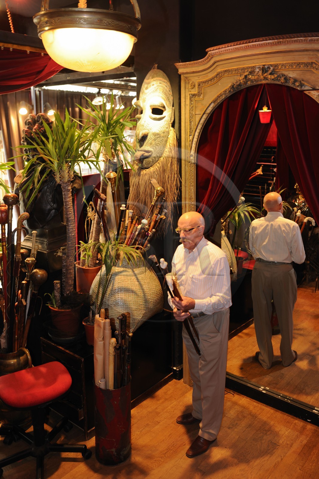 France, Paris (75), Passage Jouffroy, monsieur Segas dans son magasin M&G Segas de cannes anciennes de collection