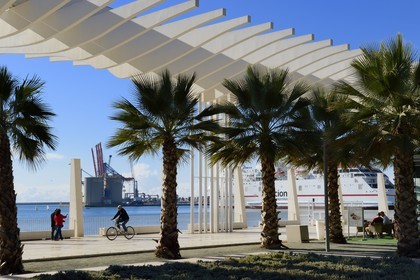 Espagne, Andalousie, Malaga, le front de mer sur le port, Palmeral de las Sorpresas