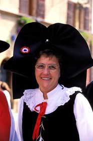 France, Haut-Rhin (68), Eguisheim, labellisé Les Plus Beaux Villages de France, fête du vin, alsacienne en costume et coiffe