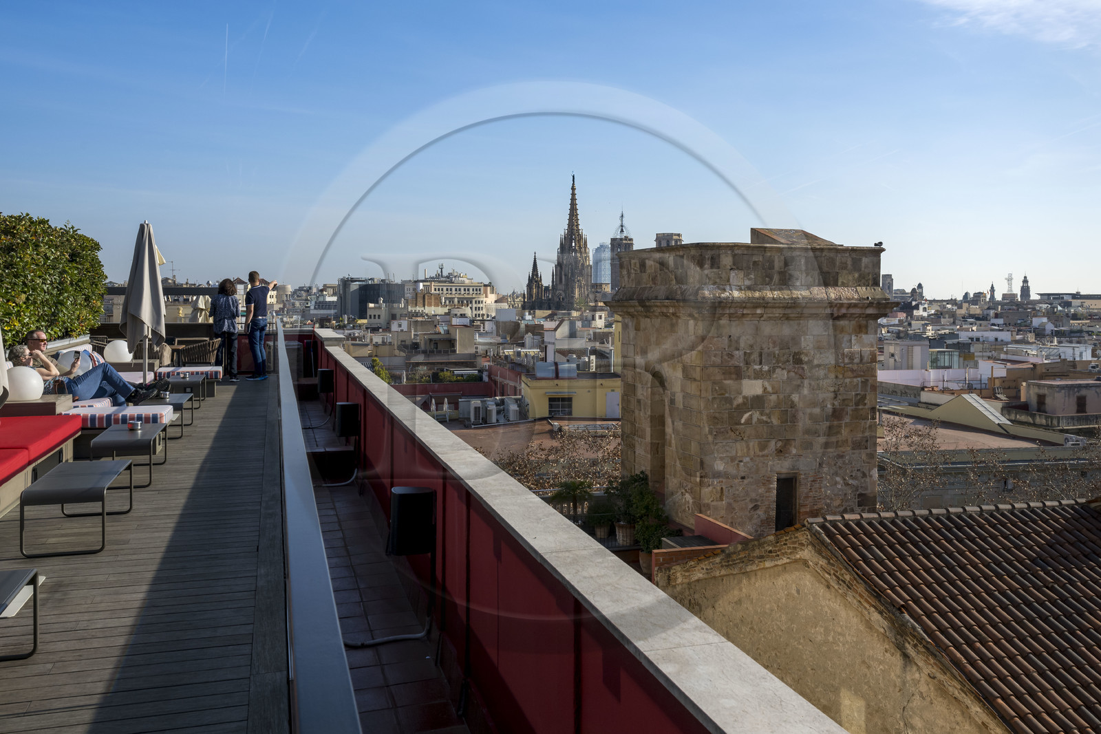 Espagne, Catalogne, Barcelone, quartier de Las Ramblas, rooftop de l'Hotel 1898, la cathédrale basilique métropolitaine de la Sainte-Croix et de Sainte Eulalie dans le quartier Barrio Gotico en arrière plan