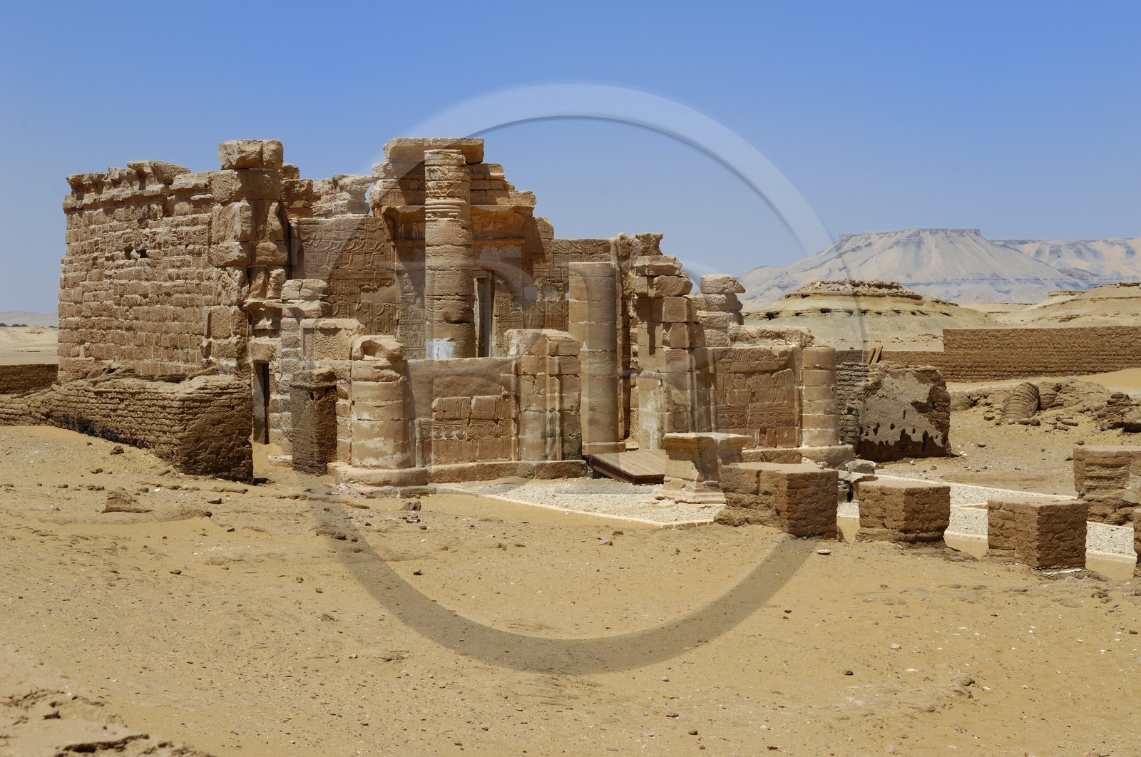 Egypte, désert libyque, oasis de Dakhla, temple de Deir el-Hagar Egypte, désert libyque, oasis de Dakhla, temple de Deir el-Hagar