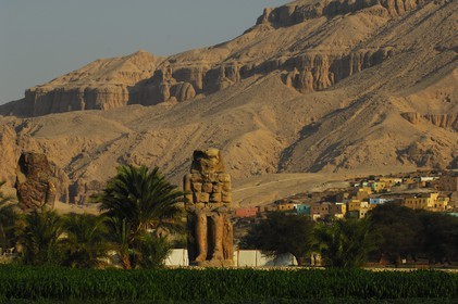 Egypte, Haute Egypte, vallée du Nil, environs de Louxor, nécropole thébaine classée Patrimoine Mondial de l'UNESCO, Thèbes Ouest, les colosses de Memnon