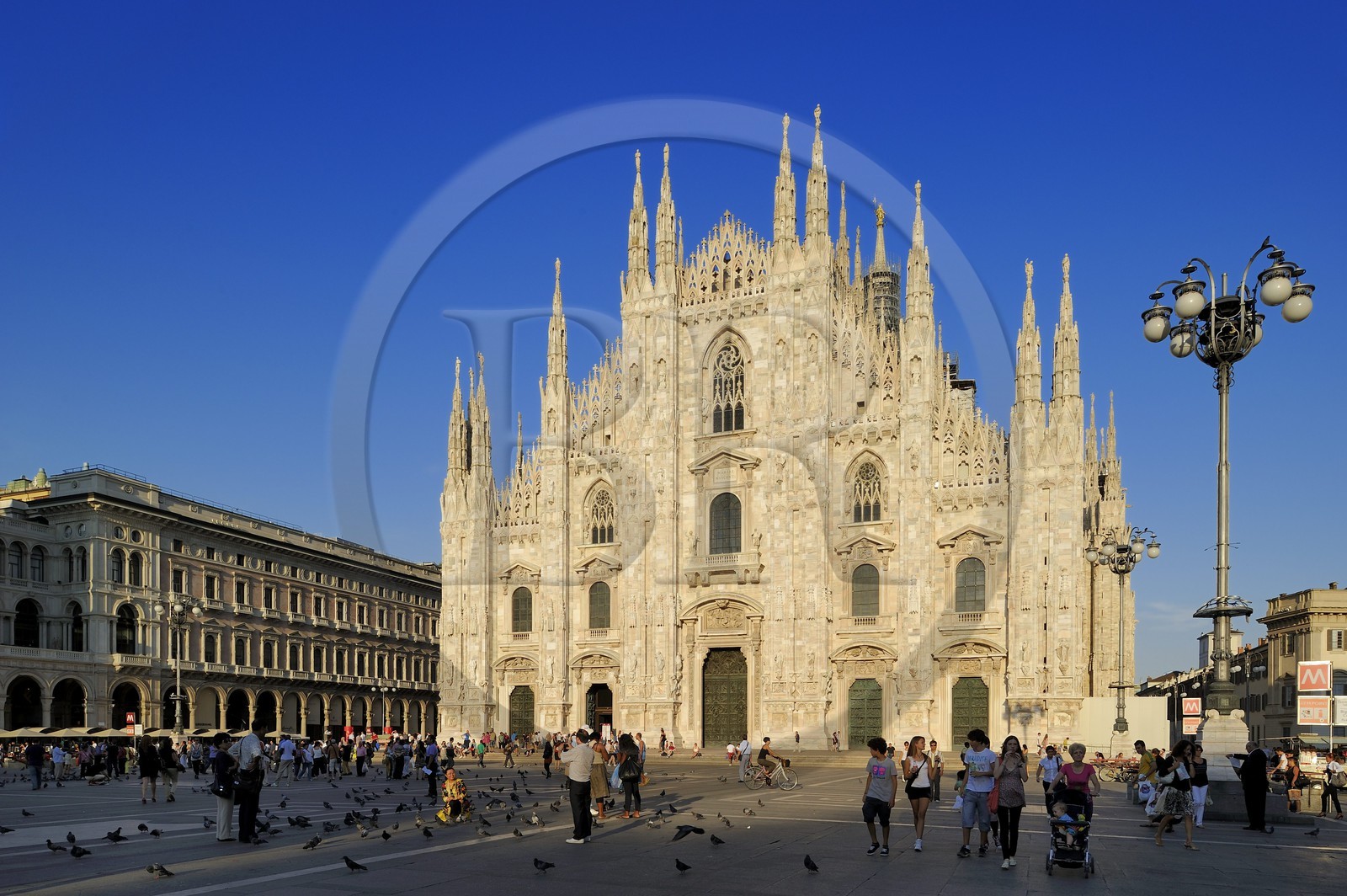 Italie, Lombardie, Milan, Piazza del Duomo, la cathédrale le Duomo de style gothique flamboyant