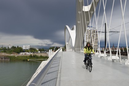 France, Bas-Rhin (67), Strasbourg, le pont piéton, vélo et du tram de la ligne D sur le Rhin reliant Strasbourg à Kehl en Allemagne inauguré le 28 avril 2017 appelé pont Beatus Rhenanus