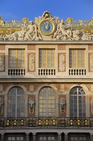 France, Yvelines (78), château de Versailles, classé Patrimoine Mondial de l'UNESCO, horloge de la Cour de Marbre rénovée en 2008
