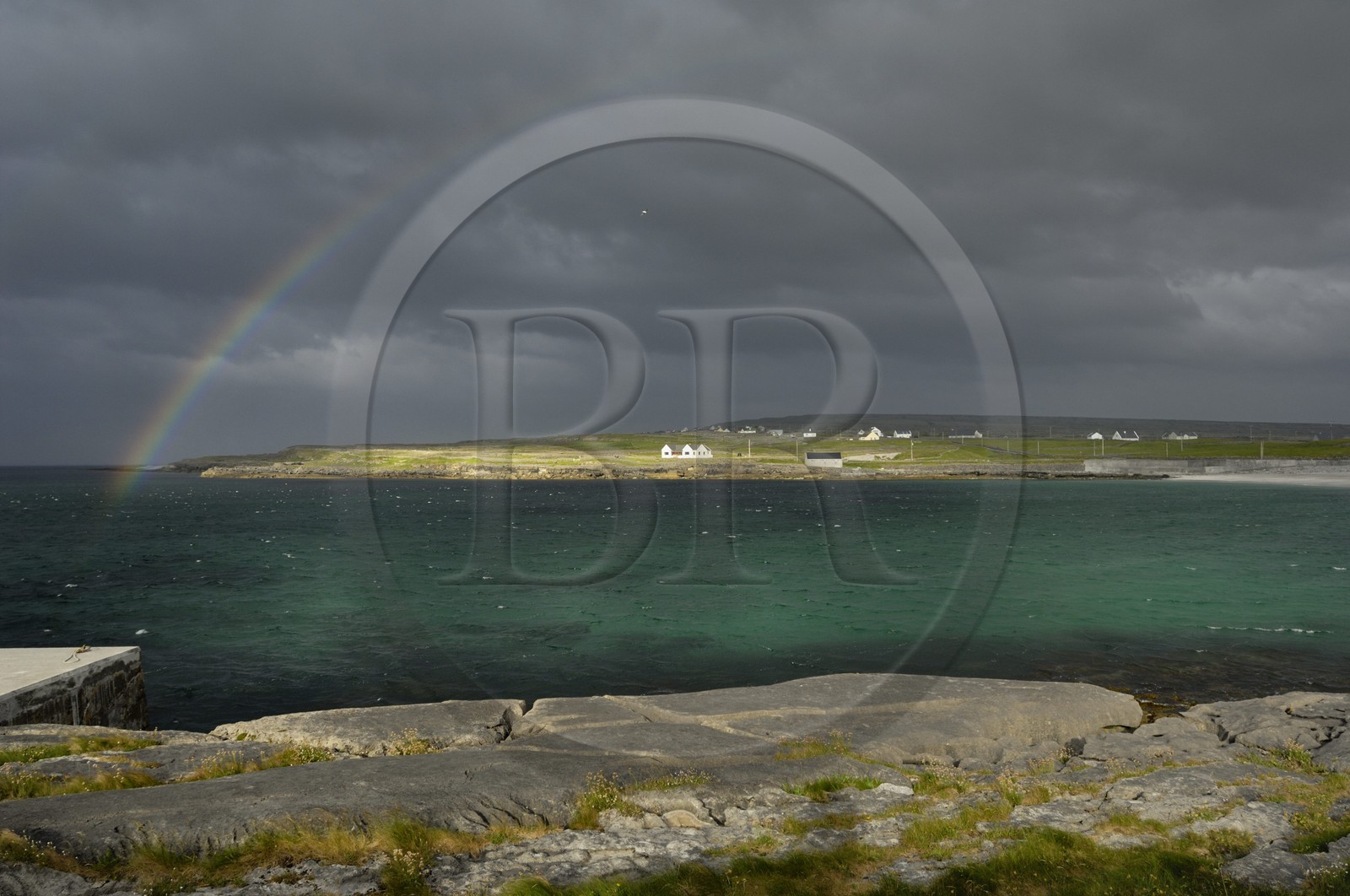 Irlande, Comté de Galway, Aran Islands, Inishmore, arc en ciel sur la baie de Kilmurvey