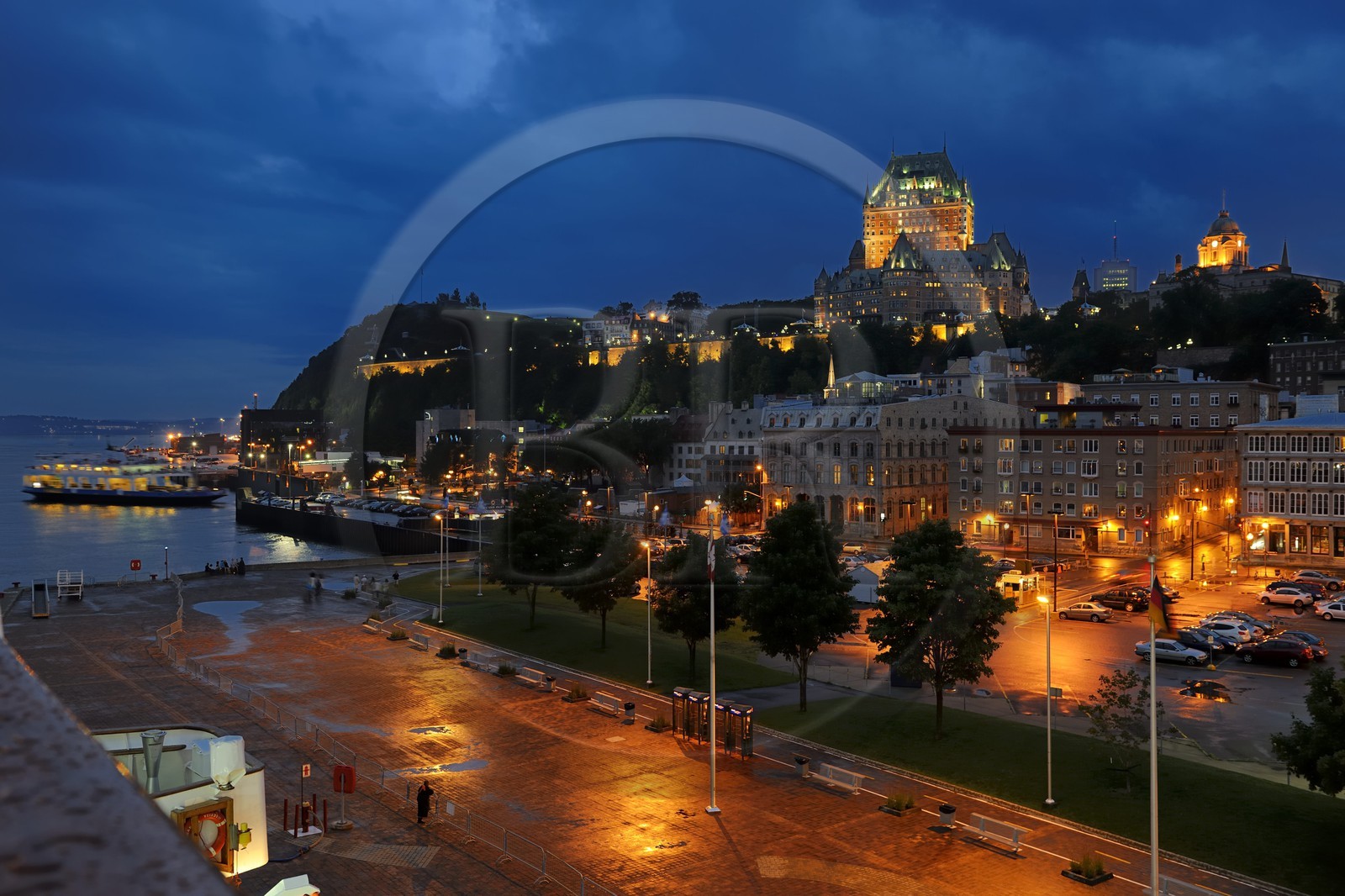 Canada, province de Québec, ville de Québec, Vieux-Québec classé Patrimoine Mondial de l' UNESCO, château Frontenac depuis le port sur le fleuve Saint-Laurent
