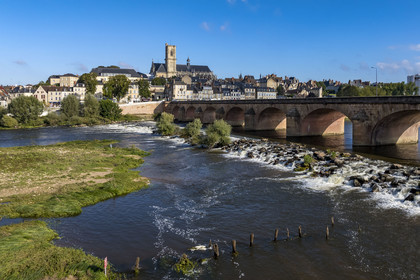 France, Nièvre (58), Nevers, la Loire en aval du Pont de la Loire et la cathédrale Saint-Cyr-et-Sainte-Julitte en arrière plan (vue aérienne)