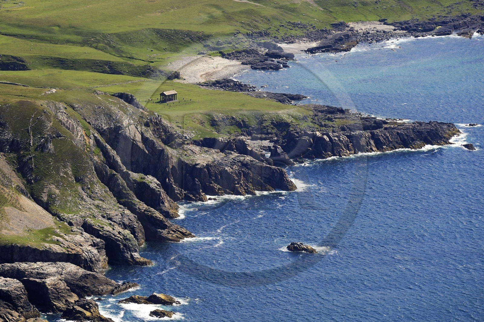 Royaume-Uni, Ecosse, Highland, Hébrides intérieures, Ile de Rum, mausolé de la famille du riche industriel John Bullough sur la côte Ouest (vue aérienne)