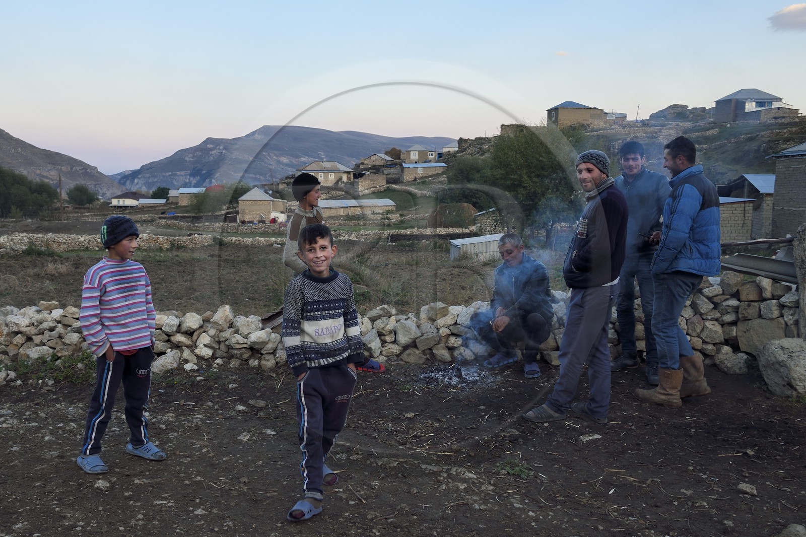Azerbaïdjan, région de Quba (Guba), chaine de montagne du Grand Caucase, jeunes hommes et enfant du village de Giriz