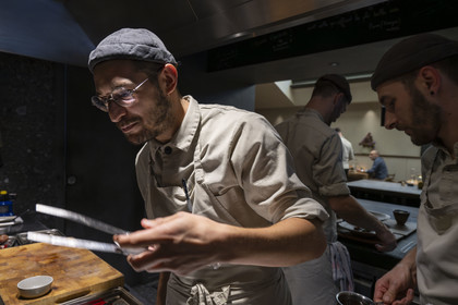 France, Côte-d'Or (21), Dijon, zone classée Patrimoine Mondial de l'UNESCO, restaurant Cibo du chef étoilé Angelo Ferrigno ici dans sa cuisine