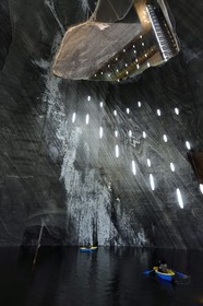 Roumanie, Transylvanie, région de Cluj, Turda, ancienne mine de sel de Turda dont l'exploitation a commencée à l'époque romaine, transformée en centre de loisirs et de santé, le lac souterrain