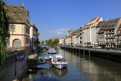 France, Bas-Rhin (67), Strasbourg, le musée Historique à gauche, bateaux sur l'ill et maison à pans de bois sur le quai des Batelliers