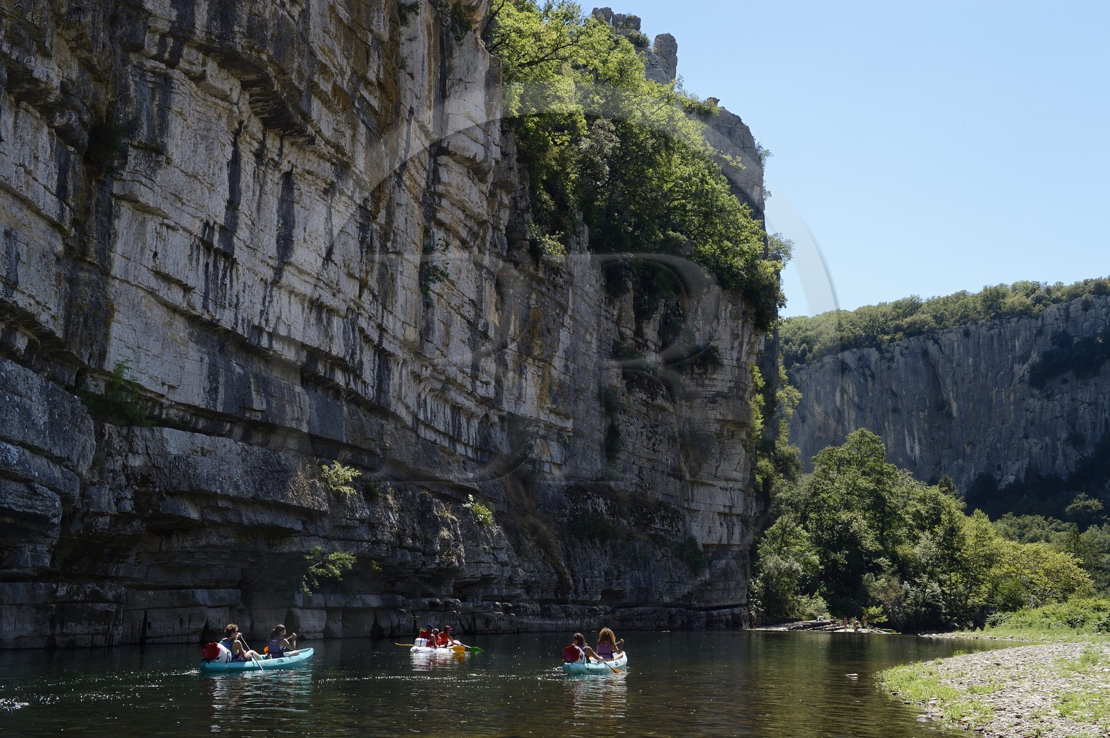 France, Ardèche (07), Les Vans, kayaks descendant la rivière Chassezac