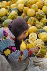 Turquie, Anatolie Centrale, province de Nevsehir, Cappadoce classée Patrimoine Mondial de l'UNESCO, village troglodytique d' Ortahisar, récupération des graines de pastèques