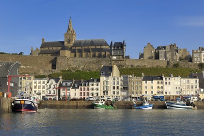 France, Manche (50), Granville, le Bassin à Flot du port de pêche au pied de la Haute-Ville