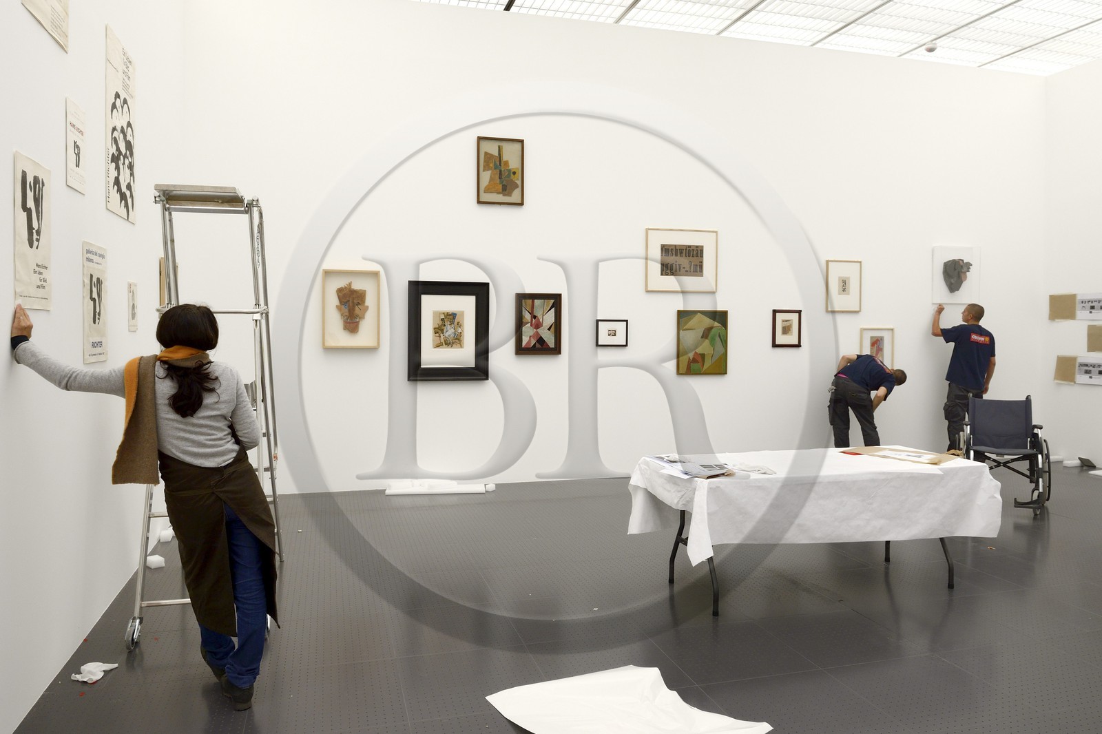 France, Moselle (57), Metz, quartier de l'Amphithéâtre, le Centre Pompidou-Metz, centre d'art conçus par les architectes Shigeru Ban et Jean de Gastines, installation de l'exposition de Hans Richter