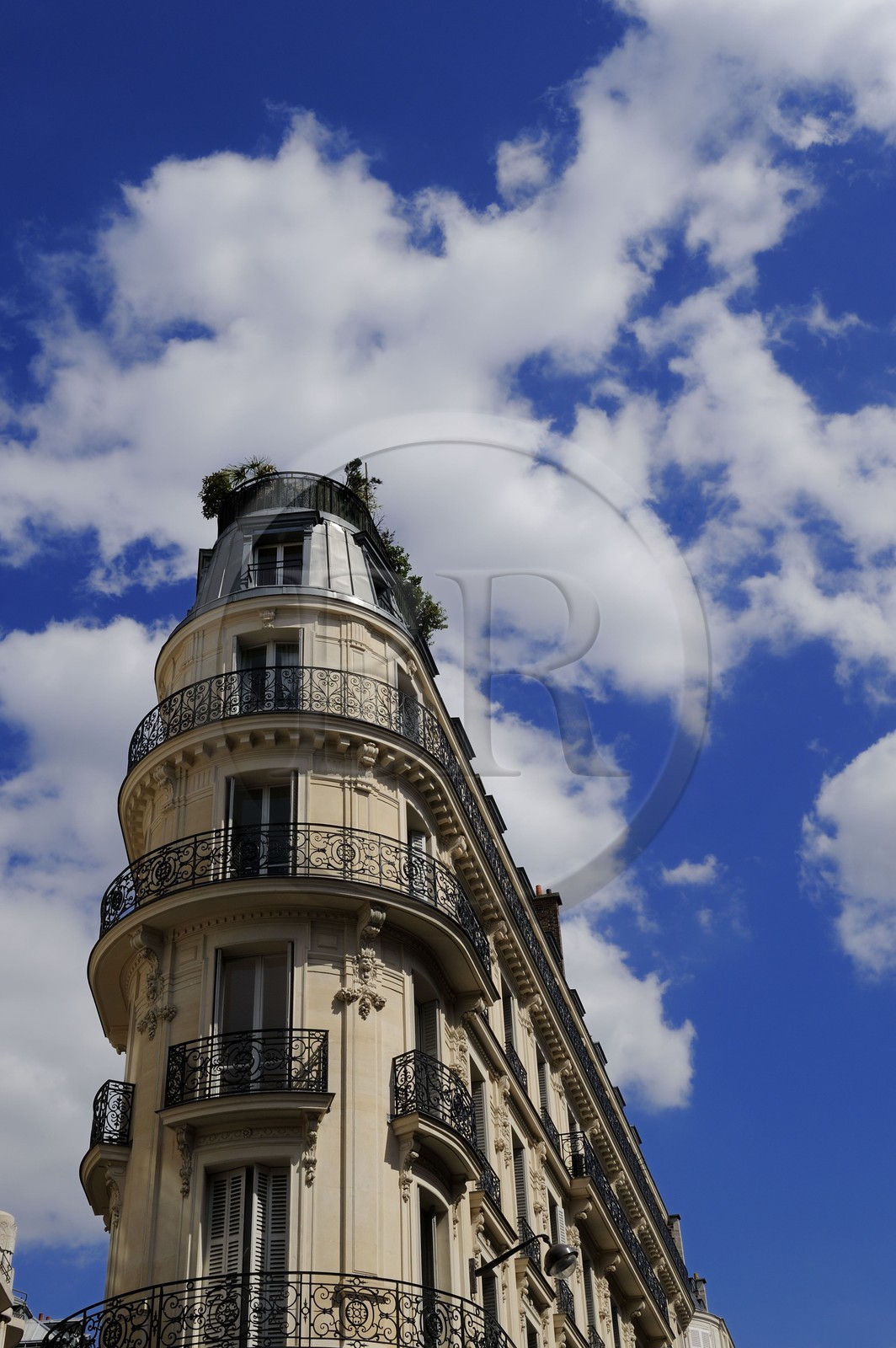 France, Paris (75), immeuble haussmannien à l'angle de la rue de Hanovre et de la rue du Quatre-septembre