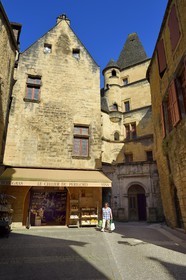 France, Dordogne, Perigord Noir, Dordogne valley, Sarlat la Caneda, Hotel de Vienne from the late 16th century