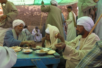 Egypte, Haute Egypte, Daraw au nord d'Assouan, restaurant du marché aux animaux