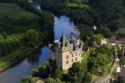 France, Dordogne (24), Périgord Noir, vallée de la Dordogne, Vitrac, le chateau de Montfort surplombant la Dordogne (vue aérienne)