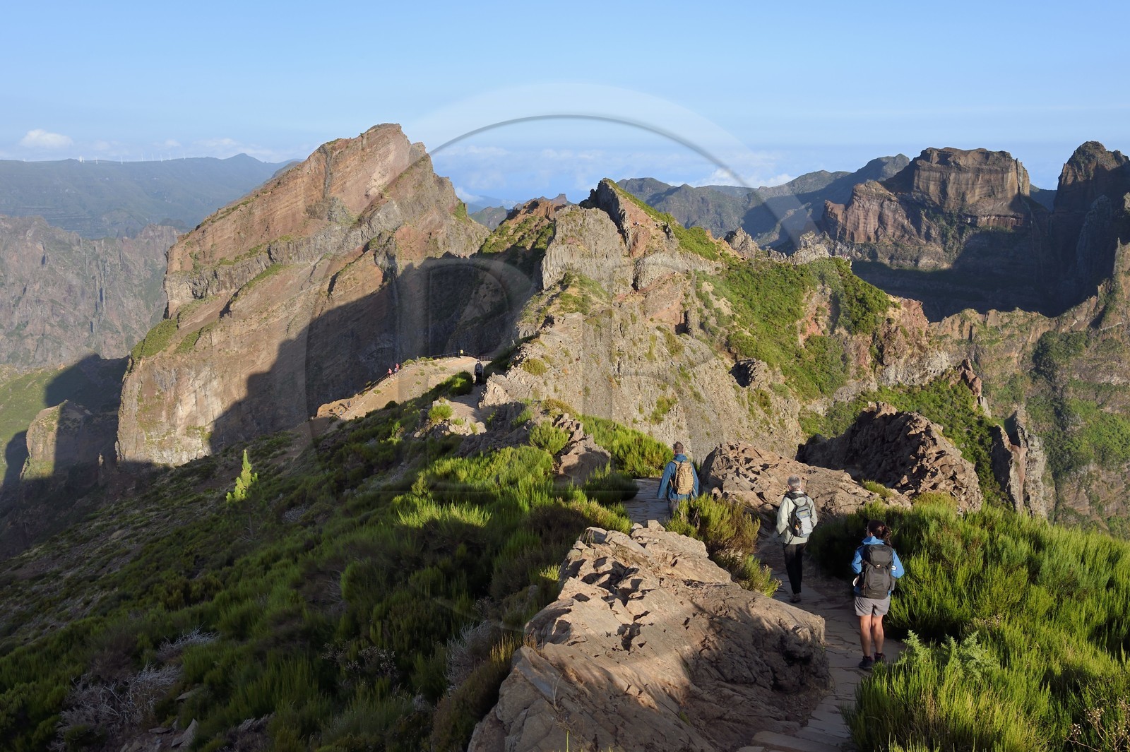 Portugal, Ile de Madère, randonneurs sur le sentier du Vereda do Areeiro entre les monts Pico Ruivo (1862m) et Pico Arieiro (1817m), vue depuis le Pico Arieiro sur la chaine de montagnes centrale