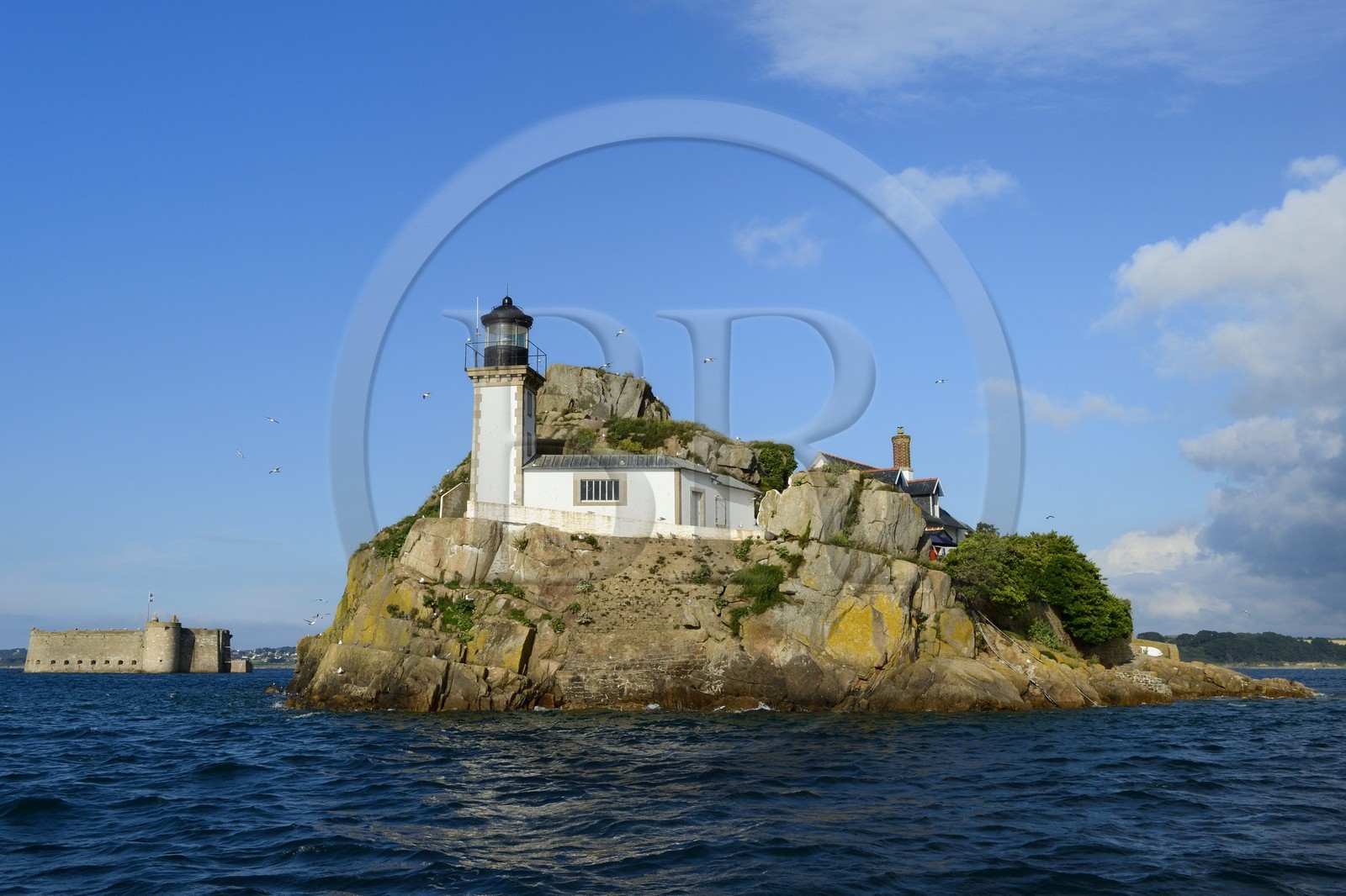 France, Finistère (29), baie de Morlaix, Carantec,  maison-phare de l'Ile Louet (aussi une maison d'hôtes en saison estivale) et le château du Taureau construit par Vauban au XVIIe siècle