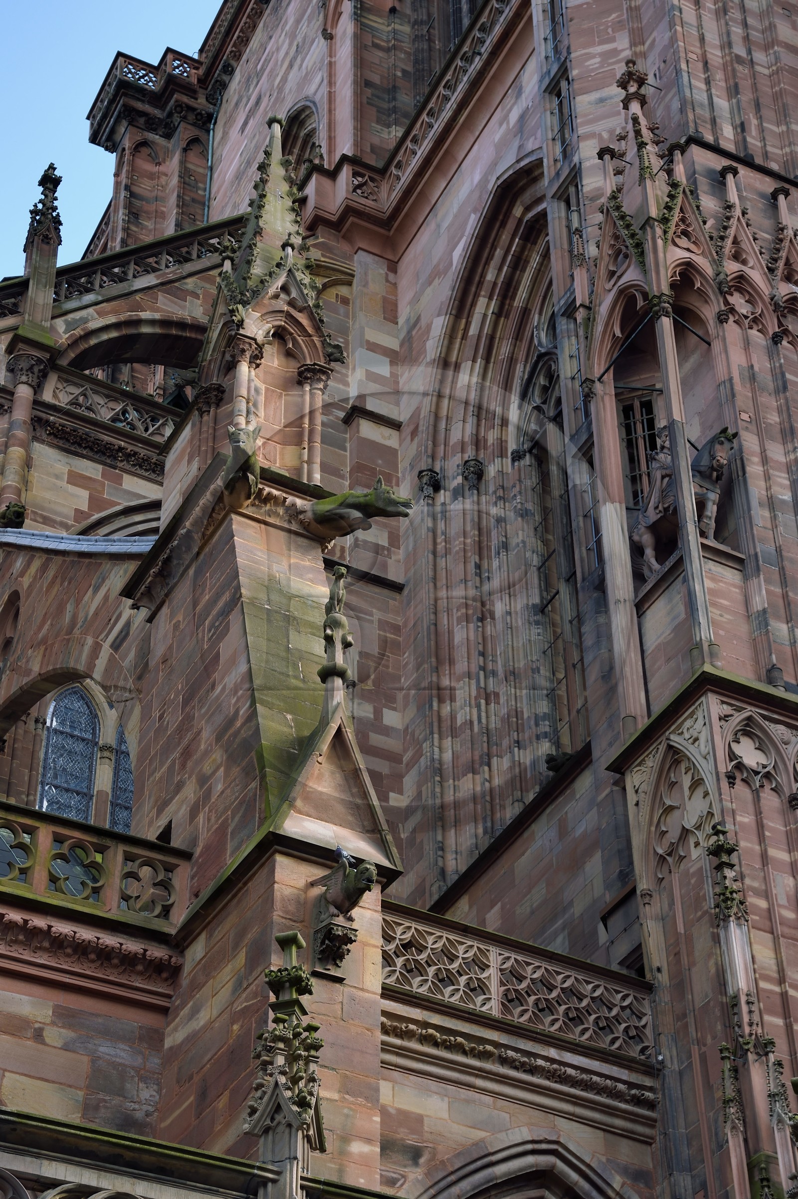 France, Bas-Rhin (67), Strasbourg, vieille ville classée au Patrimoine Mondial de l'UNESCO, la cathédrale Notre-Dame, chimères, gargouilles et statues de la facade nord