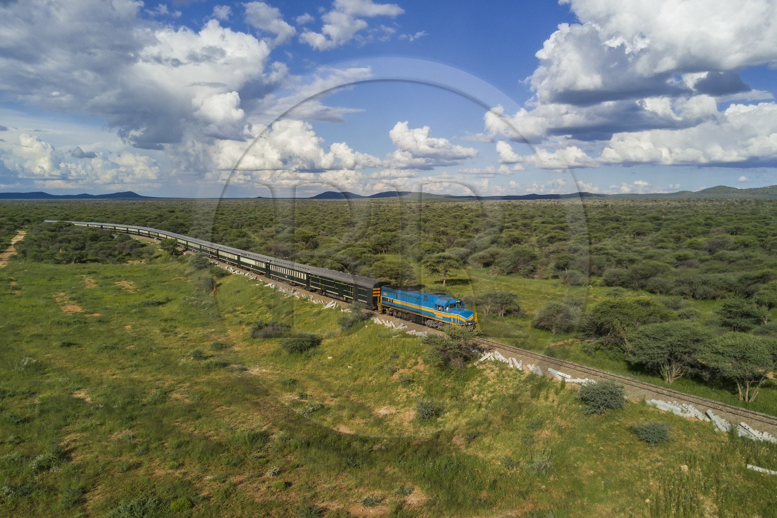 Namibie, région de Otjozondjupa, le train Shongololo express traversant le bush namibien vers Kalkfeld (vue aérienne)