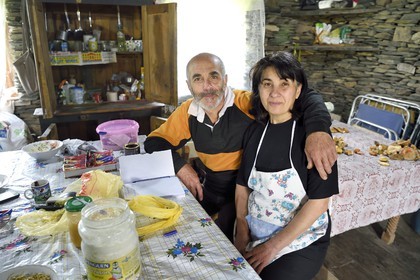 Géorgie, Kakheti, Parc national de Touchétie, village de Shenako, Soso Pirashvili et Lia Otarashvili dans leur maison d'été