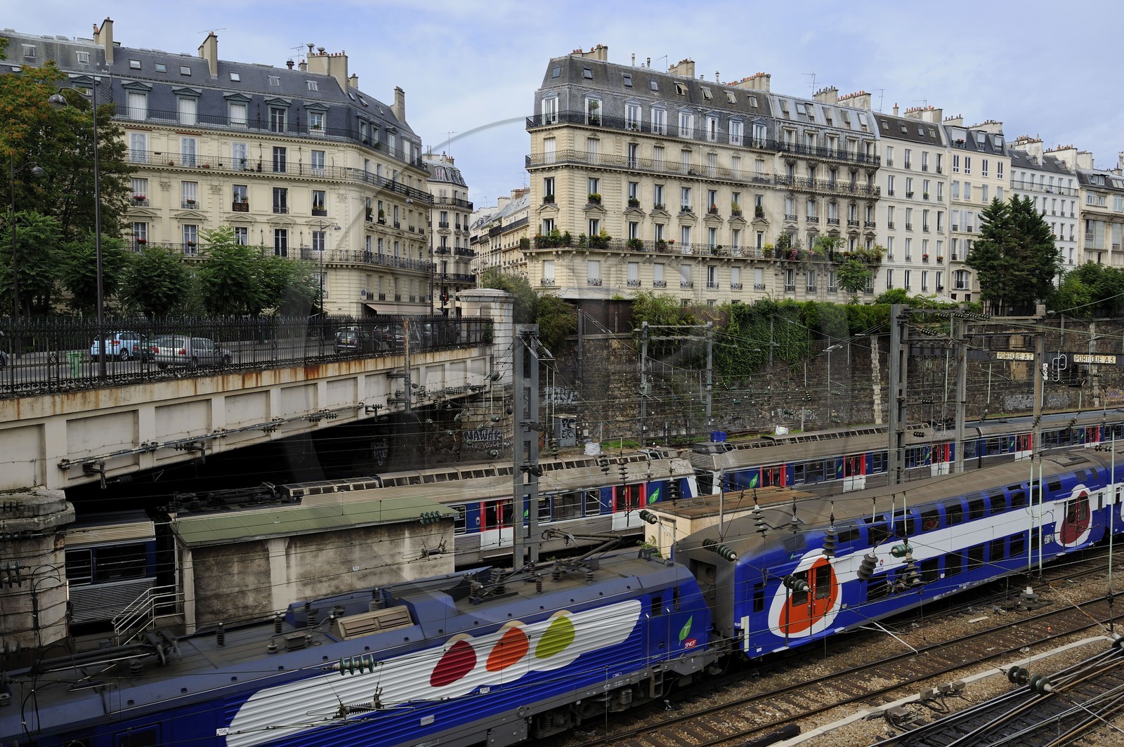 France, Paris (75), immeubles haussmanniens en bordure des lignes de chemins de fer de la gare Saint-Lazare vue de la place de l'Europe