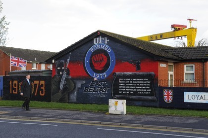 Royaume-Uni, Irlande du Nord, Belfast Est, les quartiers loyalistes protestants, Newtownards Road, fresque murale politique à la gloire des milices loyalistes