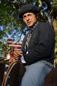 Argentine, province de Buenos Aires, San Antonio de Areco, estancia La Bamba de Areco, gaucho buvant du maté (infusion locale)