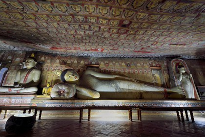Sri Lanka, province du centre, district de Matale, Dambulla, Temple du Rocher Royal aussi appelé Ran Giri (Rocher doré) classé patrimoine mondial de l'UNESCO, la grotte n°2 Maharaja Viharaya est la plus vaste, Bouddha couché