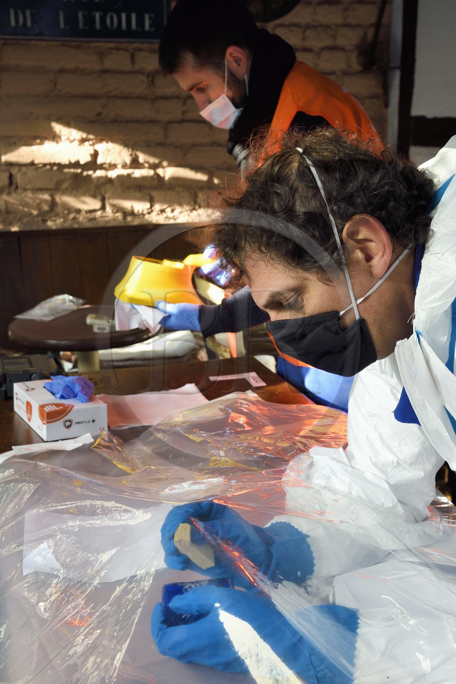 France, Bas-Rhin (67), Schiltigheim, intervention de deux ingénieurs de l’Agence nationale pour la gestion des déchets radioactifs (Andra) chez des particuliers pour enlever la radioactivité d’un modèle rare de fontaine au radium centenaire, décontamination du verre par frottement