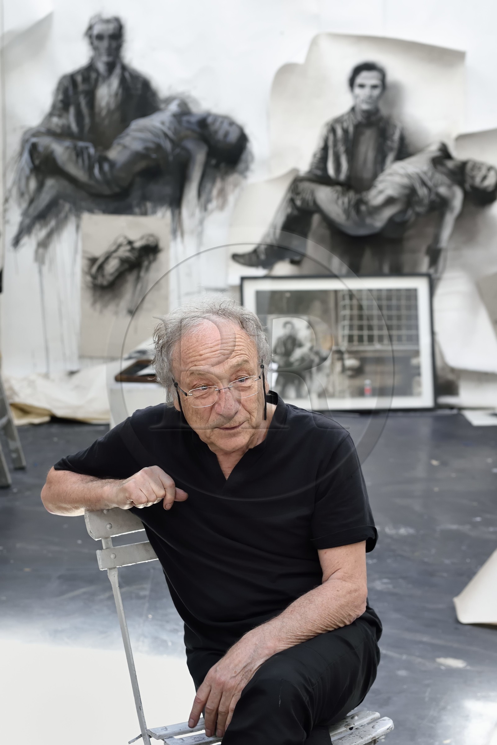 France, Ivry-sur-Seine (94), l'artiste plasticien Ernest Pignon-Ernest dans son atelier