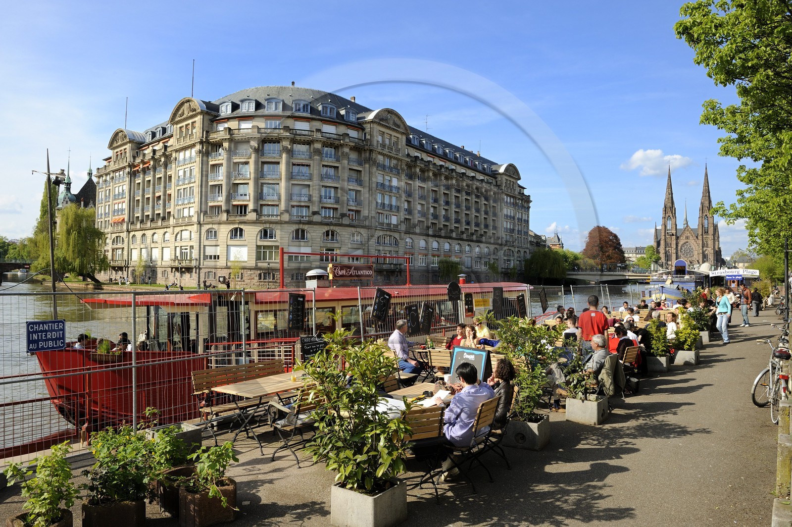 France, Bas Rhin (67), Strasbourg, les nouveaux bistrots péniches sur le quai des Pêcheurs sur les bords de l'Ill