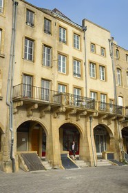 France, Moselle (57), Metz, maisons médiévales à arcades de la place Saint-Louis