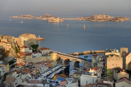 France, Bouches-du-Rhône (13), Marseille, quartier d'Endoume, le Vallon des Auffes, l'archipel du Frioul avec le Chateau d'If en arrière plan
