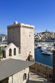 France, Bouches-du-Rhône (13), Marseille, le Fort Saint Jean à l'entrée du Vieux Port, l'Abbaye Saint Victor et la basilique Notre Dame de La Garde en arrière plan