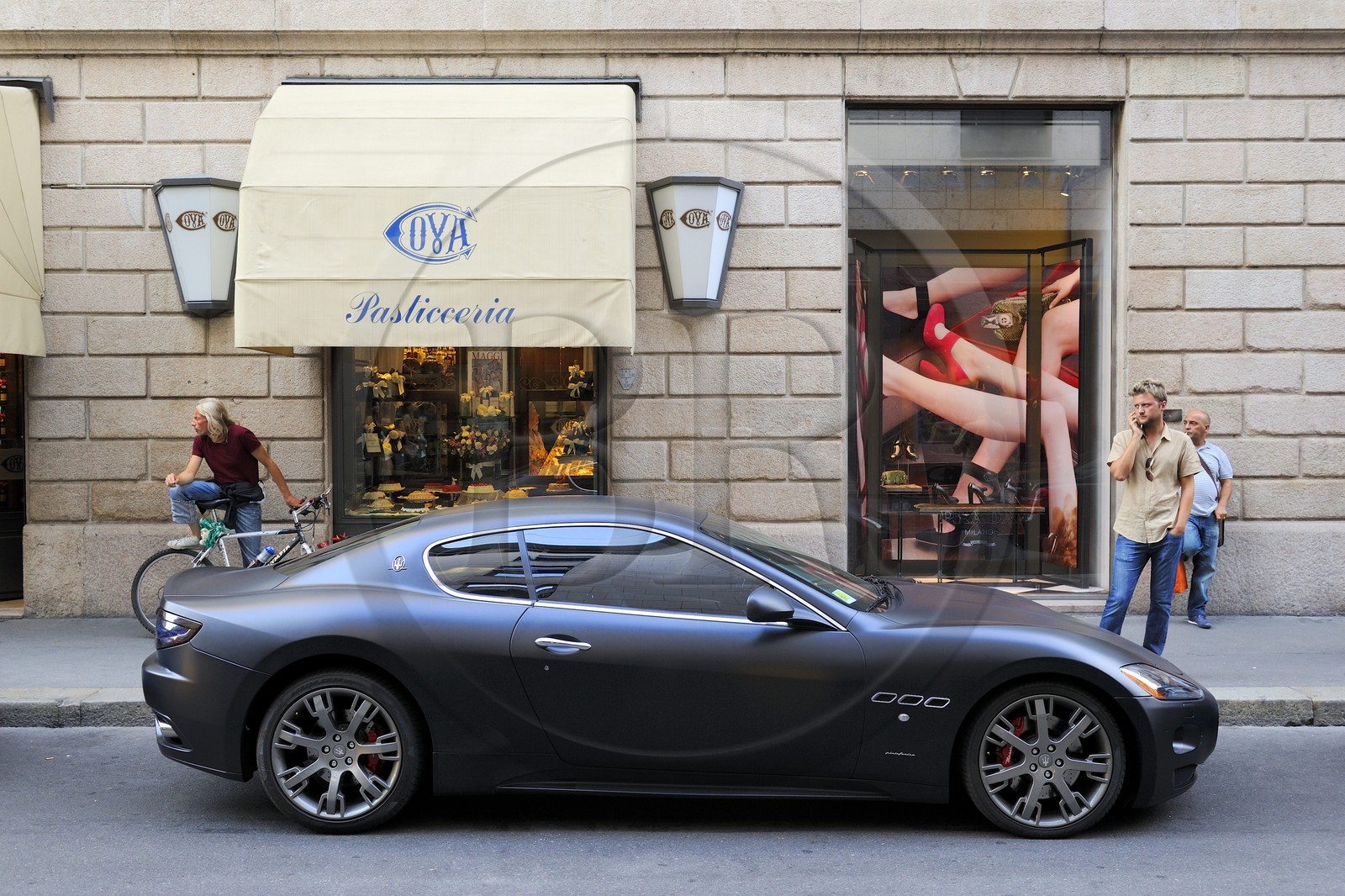 Italie, Lombardie, Milan, Quadrilatère de la mode, Maserati GranTurismo dessinée par Sergio Pininfarina devant la pâtisserie historique Cova fondée en 1817