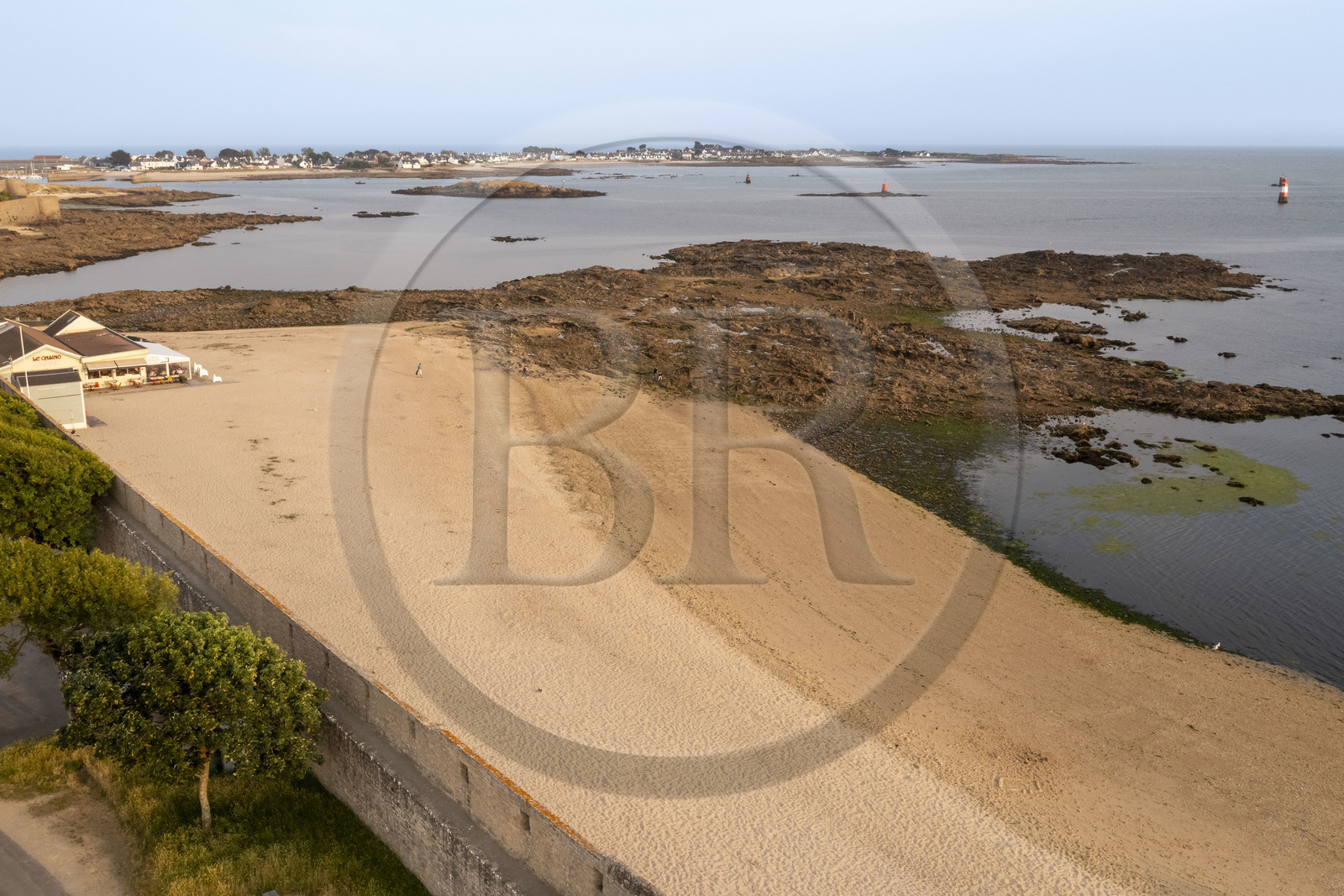France, Morbihan (56), Port-Louis, la Grande Plage de Port-Louis au pied des remparts (vue aérienne)