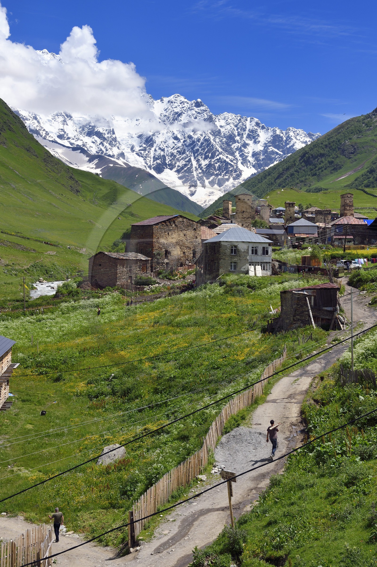 Géorgie, Haute Svanétie (Zemo Svaneti), village de Ushguli, classé Patrimoine Mondial de l'UNESCO, tours défensives Svanes dressées à coté des maisons et le mont Chkhara (plus haut sommet de Georgie avec 5 193 m) en arrière plan Géorgie, Haute Svanétie (Zemo Svaneti), village de Ushguli, classé Patrimoine Mondial de l'UNESCO, tours défensives Svanes dressées à coté des maisons et le mont Chkhara (plus haut sommet de Georgie avec 5 193 m) en arrière plan