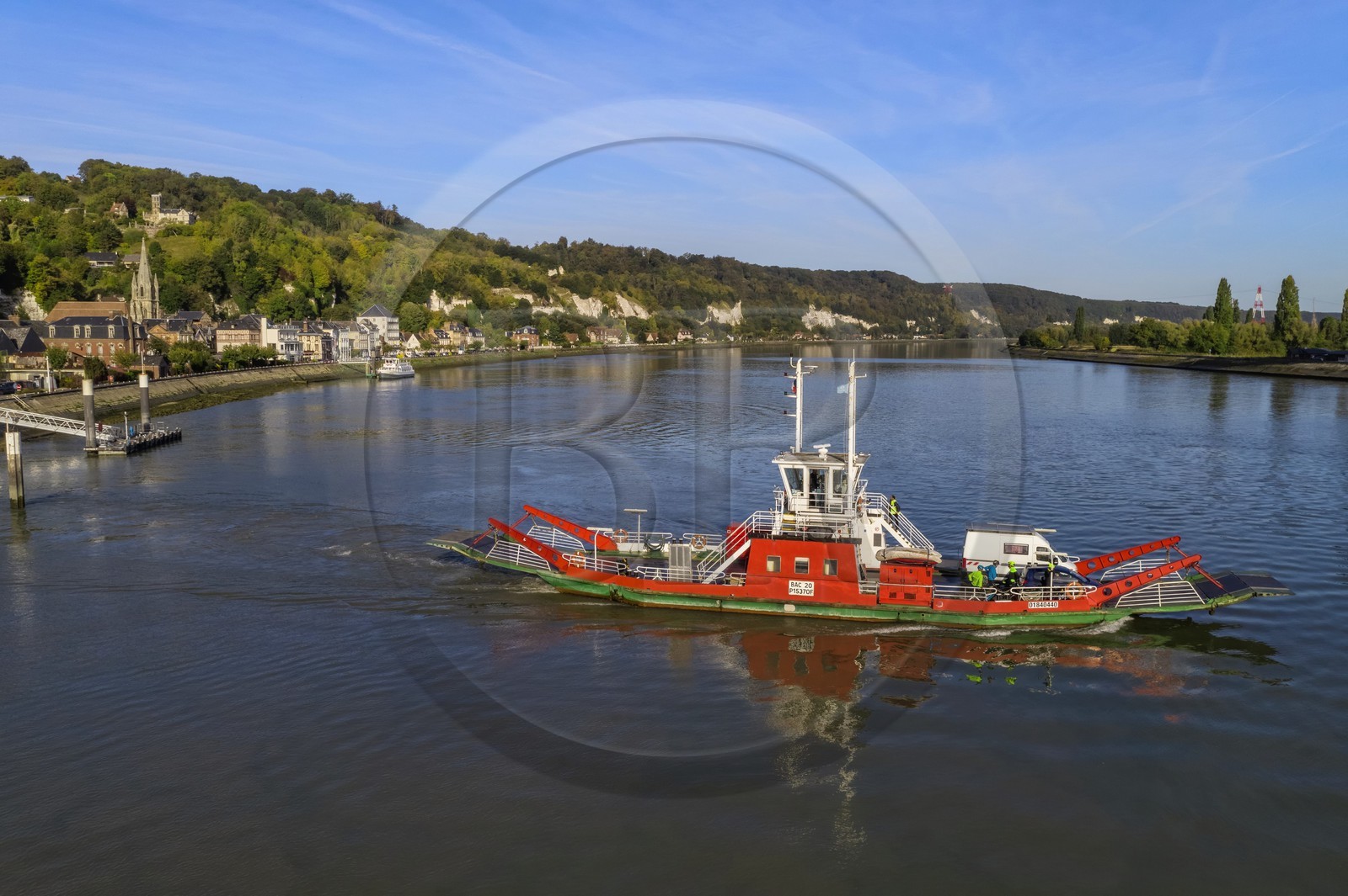 France, Seine-Maritime (76), Parc naturel régional des Boucles de la Seine normande, traversée du bac auto au village de La Bouille (vue aérienne)