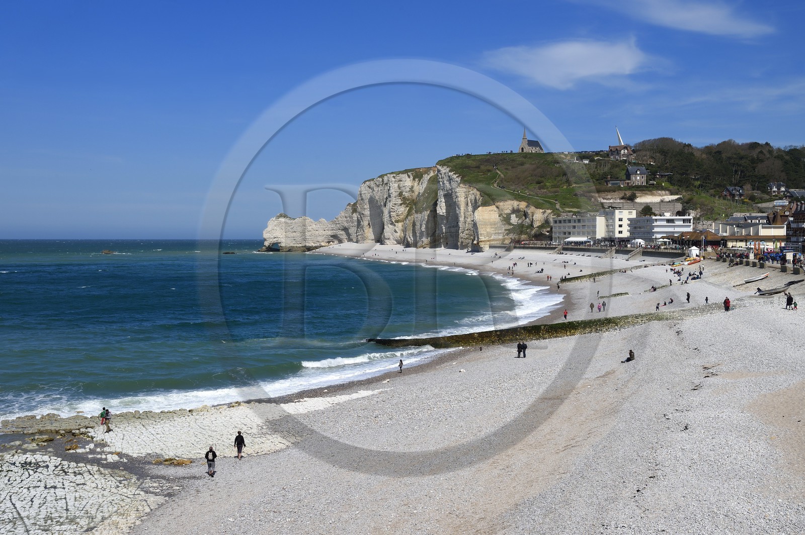 France, Seine-Maritime (76), Pays de Caux, Côte d'Albâtre, Etretat, la plage et la falaise d'Amont surplombé par l'église Notre-Dame-de-la-Garde