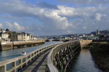 France, Seine-Maritime (76), Pays de Caux, Côte d'Albâtre, passerelle en bois à l'entrée du port de Fécamp, le quai des Pilotes à gauche