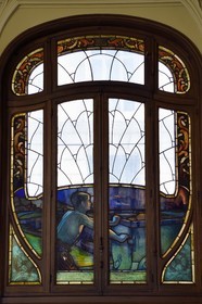 France, Meurthe et Moselle (54), Nancy, immeuble Art Nouveau de la chambre de commerce et d'industrie (CCI), les vitraux au rez-de-chaussée représentant des points forts de l'industrie lorraine conçus par Jacques Gruber, l'exploitation et le travail du fer