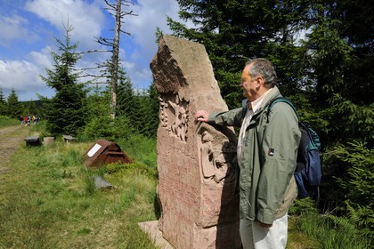 France, Vosges (88), chemin des passeurs au Donon sur la trace de la filière d'évasion du Rehtal, Hubert Ledig, dont le père, (du même prénom) était passeur pendant la deuxième guerre mondiale devant le monument aux passeurs - pierre commémorative sculptée par Raymond Keller, un artiste de Molsheim
